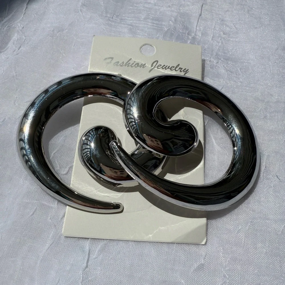 Vintage Silver Spiral Stud Earrings – Bold Retro Statement - Picture 5 of 8